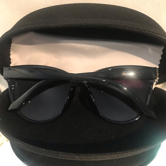 Sunglass with case - Picture 3 of 3